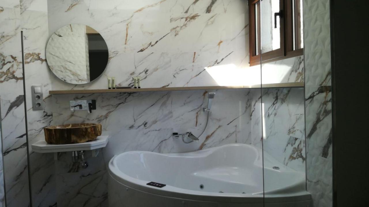 Apartamentos Los Robles อัลกาลา เดล ฆูการ์ ภายนอก รูปภาพ